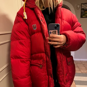 Fjällräven jacka  - Hej! Säljer min röda fjällräven jacka! Den heter ”expedition lite down” Väldigt fint skick, inga hål eller liknande defekter! Finns lite fläckar men som enkelt går bort om man har lust för det. Inget som direkt syns eller påverkar något.Jag är 170cm som referens! Storlek Xs men tycker den är ganska stor, mer som en S eller liten M💕💕 buda från 3000! Köp direkt 4500kr!😁 skriv gärna vid frågor! SÄLJER ÄVEN EN GRÖN, KIKA GÄRNA PÅ DEN OCKSÅ😍😍 BUD: 4000