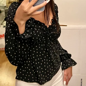 Blus - Jättefin blus med stjärnor på i storlek XS från Topshop. Skicket är som nytt och har använt den ca 3 gånger🧡🧡   Bilder tagna av min lillasyster🧸🤍