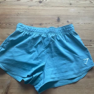 Massa tränings shorts bla Gymshark  - Säljer tre par träningsshorts alla passar XS.                          Ljusblåa shorts från Gymshark endast använda 3 ggr 150 inkl frakt                                                                                    Svarta cykelshorts/byxor från Zeropoint nypris 700, 150inkl frakt .                                                                                        Svart shorts med rosa sömmar från Craft, 120 inkl frakt.                  Paketpris 350kr 