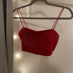 Jätte snygg röd topp❤️ - En skit snygg topp, aldrig använd! Säljs pga. förtjänar att komma till användning! Storlek XS men funkar perfekt till S!