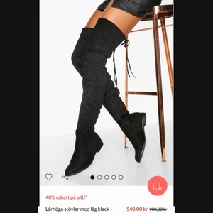 Svarta lårhöga boots - Säljer ett par lårhöga boots med liten klack i storlek 39 för enbart 250kr!!! Skorna har en dragkedja vid sidan och snöre runt toppen så att man kan spänna öppningen runt låren utifrån önskan 🌟 Tillhörande box är kvar, skulle kunna skicka skorna med boxen och skippa postnords förpackningar om så önskas 📦 - Beställda från Boohoo - Nypris: 540kr - Säljs för: 250kr - Skick: Helt nya, enbart testade aldrig använda 🤩 - Storlek: EU 39 UK 6