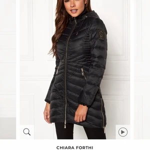 Dunjacka gulddetaljer - Storlek 44 men mer som en 40/M. Aldrig använd . Jackan är figursydd så man får fin form i den speciellt om man har kurvor. Alla detaljer är i guld. Jätte fin jacka 