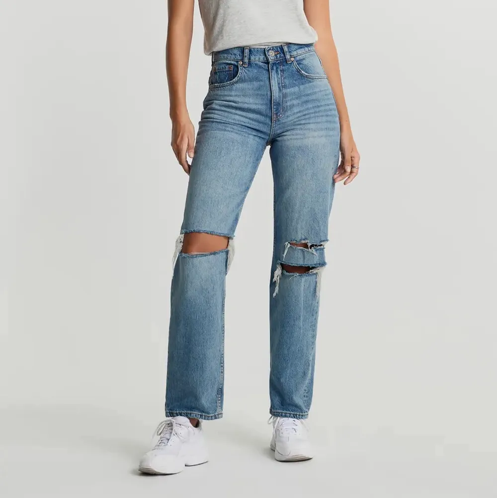 Högmidjade Håliga Mörkblå jeans ifrån Gina Tricot i stl 36. Köpta för ungefär ett halvår sedan men knappt använda. Mycket bra skick med en bra passform. Köpta för 499 kr säljs för 100 kr. . Jeans & Byxor.