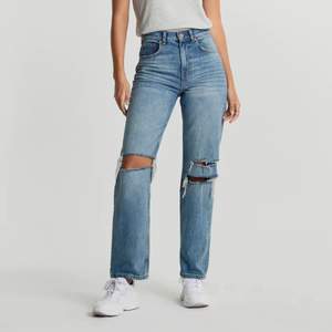 Högmidjade Håliga Mörkblå jeans ifrån Gina Tricot i stl 36. Köpta för ungefär ett halvår sedan men knappt använda. Mycket bra skick med en bra passform. Köpta för 499 kr säljs för 100 kr. 