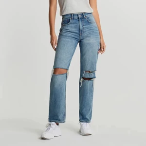 90s high waist jeans stl 36 - Högmidjade Håliga Mörkblå jeans ifrån Gina Tricot i stl 36. Köpta för ungefär ett halvår sedan men knappt använda. Mycket bra skick med en bra passform. Köpta för 499 kr säljs för 100 kr. 