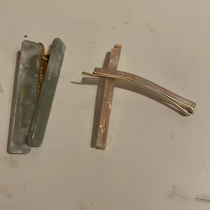 hårspännen  - säljer 8 stycken hårspännen som jag köpte när jag var i usa men aldrig använt det finns två av alla och kostar från 20 till ett sätt❤️ skriv om ni undrar något 😍😍