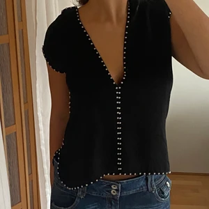 Topp med nitar - Så cool topp med nitar, köpt second hand. Går att ha båda hållen för olika looks💓