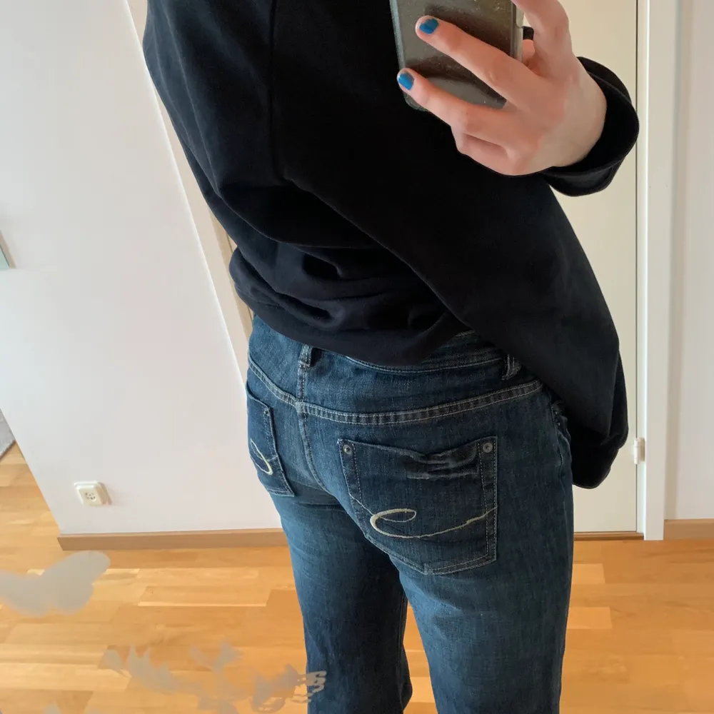 Trendiga jeans från Esprite, i storlek 44. Jag är 175 cm. Köparen står för frakten. ❤️. Jeans & Byxor.