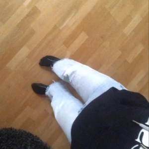 gina tricot jeans  - Säljer dessa jeans i storlek 34 inte användt mycket och bra skick. Dem är ganska stora där nere men sjukt snygga. Säljer pga att dem inte riktigt är min stil. Köpte för 599 och säljer för 300kr