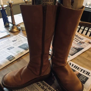 Skinnstövel Dr.Martens - Mycket sparsamt använda, storlek 37.