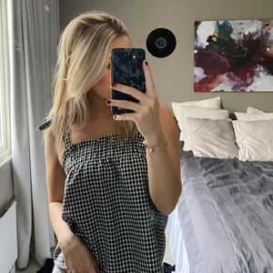 Rutig blus - En snygg rutig blus från hm! Knappt använd och i bra skick💕