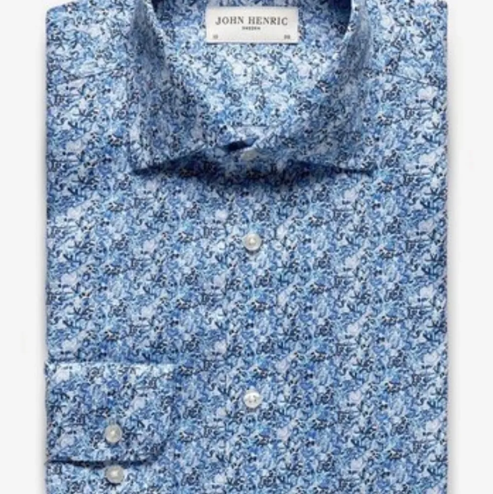 John Henric skjorta, använd 2 gånger. Nypris 1000 kr, säljes för 200. Skjortor.