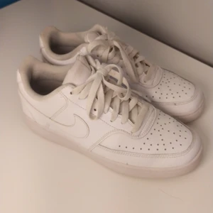 Nike court vision - Väldigt bra skick. Box ingår tyvärr inte. Använda max 3-5 gånger. Köparen står för frakt. Skriv för fler bilder.