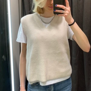 Stickade västar - Säljer två stickade västar från zara, en beige och en svart. Båda är i storlek m och är använda fåtalgånger så de ser ut som nya. De kommer inte till användning längre. Säljer för 100kr styck😚