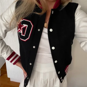 College jacka - En skitsnygg varsityjacka från crocker! Passar en xs/s💗💗