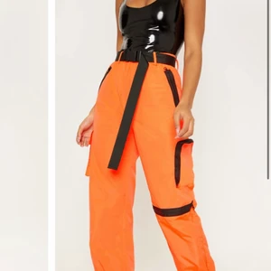 Orange byxa från prettylittlething  - Storlek UK8/EUR36. Neon orange
