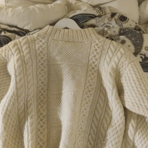 Hjärt stickad tröja - Tjock och varm knappt använd, men tvättade den lite för varmt så den krympte, passar xs-m! Perfekt för kalla vinterdagar