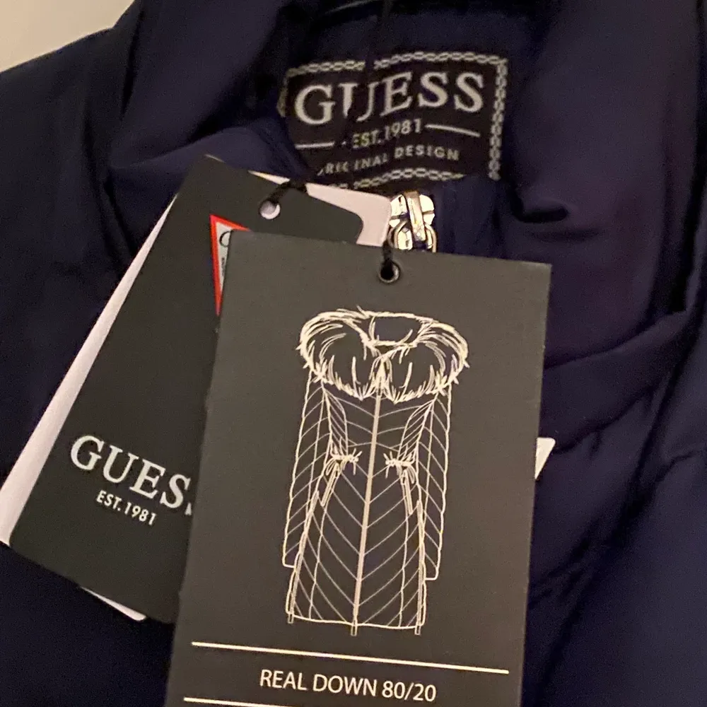 Säljer min helt nya Guess jacka. Size xs, nypris 2999, för mer info kontakta mig💕. Jackor.