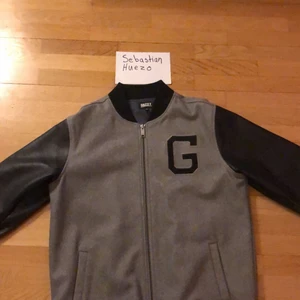 Grizzly Griptape College Jacka - Sparsamt gråsvart college jacka från Grizzly Griptape i storlek L. Använd ett fåtal gånger och är i bra skick. 