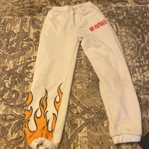 byxor  - några fina eldiga byxor som det står my future med en röd fin text. Passar bra till en 8-9 årig 