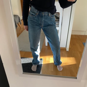 & OTHER STORIES JEANS - Hej! Säljer dessa ascoola jeans från other stories! Dem är straight + midrise och är storlek 27, vilket motsvarar typ 36-38. Säljer då jag har ett par liknande! Har bara använts 2-3 gånger. Hör av er vid intresse!❤️
