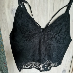 Spetstopp strl S - Svart spetstopp från bik bok i strl S.                Köparen står för eventuell frakt, skickar med billigaste alternativet eller annat enligt önskemål ☺️