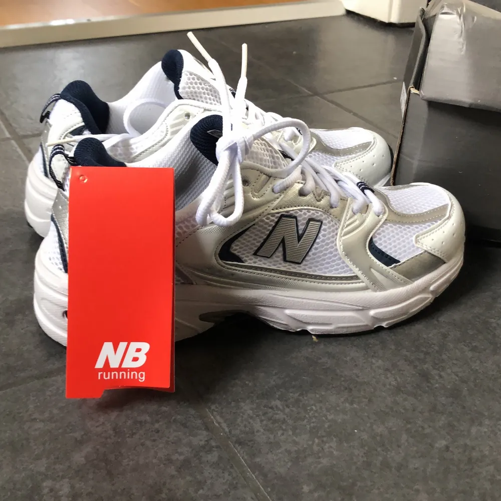 New balance 530, new. Never used due wrong size. 39, comes with original box and everything! Shipping included. Skor.