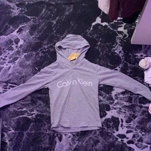 Calvin Klein tröja  - Grå Calvin Klein tröja för barn i 10-12 år åldern 