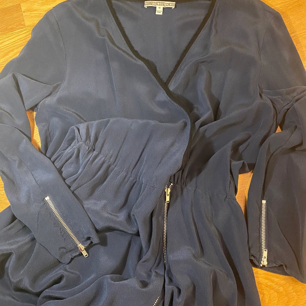 Dagmar ”Lilly” navy blue silk dress, strl 40. Inköpt ca 2016, fint skick, inga skador. Info från butik:  Elegant navy blue dress from Dagmar. The dress has a v-neck and zipper details. The dress is made of 100% silk and is super comfatable to wear. Use it for the summer or fall with a jacket over the shoulders. Nypris ca 3400kr  100% silk Regular Fit Dry Clean. Klänningar.