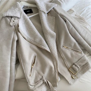 Bikerjacka med guld och teddydetaljer - I jättefint skick, använd ett fåtal gånger. Ljust beige med vitt Teddy-material på insidan och kedjor o detaljer i guld! Lägger upp igen pga oseriös köpare 