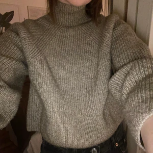 Stickad tröja - Säljer denna stickade tröjan ifrån HM, den är i bra skick och har endast ett fåtal noppror på armarna. Den är i strl S. Köparen står för frakten, skriv vid fler bilder eller frågor