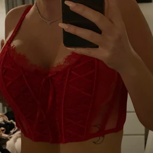 victoria secret korsett  - En as snygg och sexig korset från Victoria secret som sitter väldigt skönt. Köpte den för runt 700kr ungefär! Andvänt 1 gång. Strl M ungefär