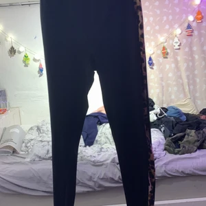 Leopard byxor  - Svarta thigts med leopard streck på sidorna 🤍