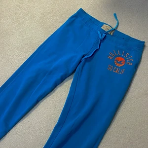 Hollister mjukisbyxor - Blå med orangea detaljer. Fint skick. Storlek S.