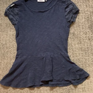 T-shirt  - Mörkblå t-shirt med typ en kjol längre ner 💙