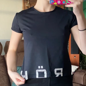 Svart träningstopp  - Svart träningstopp i storlek S. Använd men fortfarande i bra skick. Säljer för 40 kr, köpare står för frakten. 💖