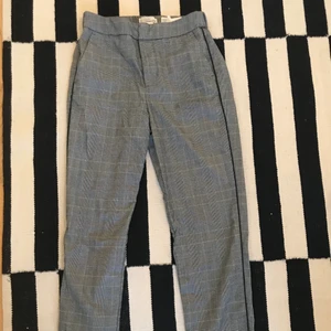 Kostymbyxor  - Kostymbyxor i strl 34. Rutigt mönster. Två fickorna fram. Märke- H&M. Bra skick.