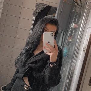 Svart stickad tröja  - Säljer denhär superfina tröjan då den bara tar plats i min garderob just nu. Köpt för 300kr säljer för 100kr + frakt på 66kr