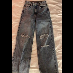 Håliga jeans från bik bok st 26 - Köpta i sommras från bik bok för 599 andvända ett par gånger avklippta så pattar en 160-165 anars bra skick 3 hål vid knäna
