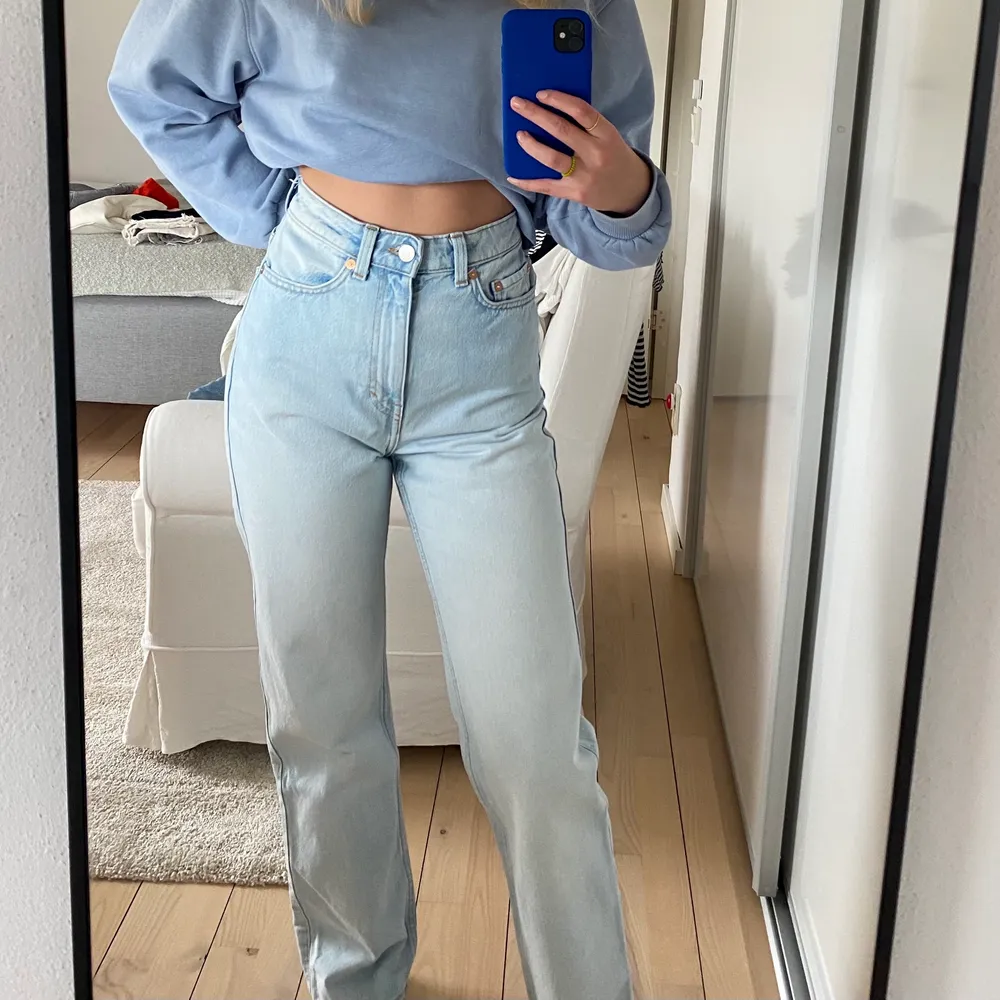 Ljusblåa jeans från weekday i modellen Rowe. Sparsamt använda i väldigt bra skick.. Jeans & Byxor.