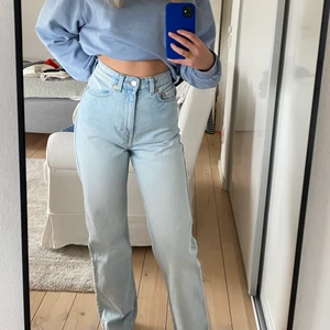 Weekday ljusblå rowe jeans - Ljusblåa jeans från weekday i modellen Rowe. Sparsamt använda i väldigt bra skick.