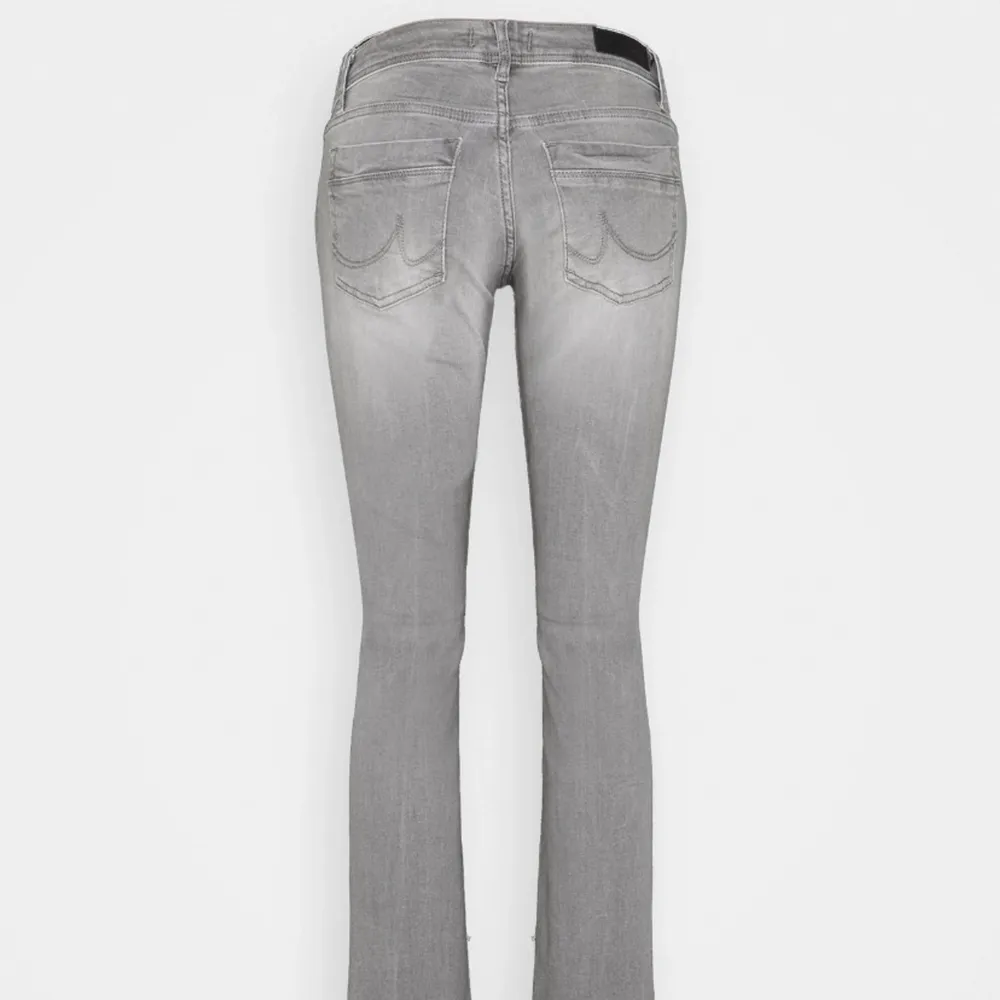 Sjukt snygga lågmidjadr jeans köpta från Zalando, knappt använda! Säljer pga att de inte är min stil längre. Jeans & Byxor.