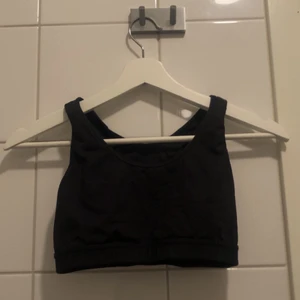 En svart sporttop  - En svart sport top orginala procent kunde jag inte hota men dd några priset för likande toooar från samma märke kostar runt 200 så säljer den för 100kr