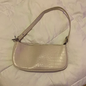 beige väska - Väska från shein, köparen står för frakt 66kr med spårbarfrakt!!