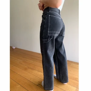 Gråa jeans - Jag säljer mina gråa jeans med vita sömmar från brandy Melville då jag knappt använt dem. Pris 150kr och köparen står för frakt💝