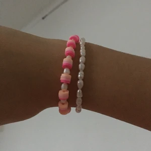 armband - säljer dessa armband på bilden! Av ler och sötvattenspärlor 🧞‍♀️ justerbara 🤍 alla armband på bilden säljs, kontakta vid intresse!