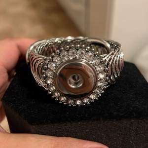 Adjustable silver plated bracelet with shinny gem stone 