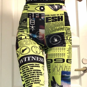 Gula leggings med tidning motiv strl 34  - Gula leggings använda 1 gång på festival. Stretchiga och väldigt mjuka. Originalpris 205kr. Inga fickor bak eller fram, och resor i midjan.