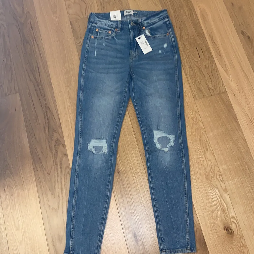 Säljer nu mina fina jeans (oanvända) pågrund av att dom inte kommer till användning. Jag köpte dom för 300kr säljer för 200kr. Jeans & Byxor.