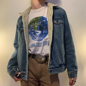 Levi’s trucker jacket jeansjacka fluff - Blå trucker jacket/jeansjacka från Levi’s med vitt fluff på insidan 🌨 Dennajackan har använts väl så den är inte längre stel men har heller inga defekter! Den är super varm nu för hösten och vintern och är itne för tajt vilket gör att man kan ha varma kläder under! Den har den perfekta vintage inspirerade Washington vilket gör den så mysig och lätt att stylea till alla dina favorit höstplagg! Den har massa underbara detaljer i form av knappar och sömmar över hela jackan!